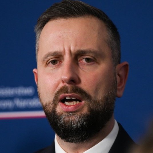 Oltom154's tweet photo. Tusk I KO13XII koniecznie chcieli czymś przykryć aferę szpitalna, no i chyba udało się. 
Okazało się, że oddali banderowcom najlepsze i najdroższe uzbrojenie prosto z USA, jednocześnie strasząc nas nadchodzącym atakiem kacapów. 
Geniusze. 😂😂😂 https://t.co/Ufq8ytAsRK
