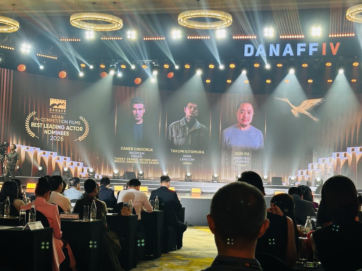 shibire_movie's tweet photo. ＼⋱ 𝙉𝙀𝙒𝙎 ⋰／

『しびれ』が、
ダナン・アジア映画祭
アジア映画コンペティション部門にて、
審査員特別賞を受賞しました🏆

また、北村匠海さんが
最優秀主演男優賞にノミネート！

授賞式では、内山監督が、

「このような賞をいただけると思っていなかったので、すばらしい栄誉に感謝いたします。

『しびれ』は、小さな世界の大きな物語として捉えました。少年の20年間の姿を追った物語で、冬の日本、新潟の景色が、夏のベトナム、ダナンの地で届い��ことを嬉しく思います。」

と受賞の喜びを語りました。

さらに、

「映画はまさに、文化、言語、国境を越える芸術なんだと実感しております。この映画は、スタッフ、��ャストの美しい想像力に支えられています。これまで携わってくれた全ての人々に感謝申し上げます。」

と、本作に携わったすべての
キャスト・スタッフへの感謝を述べました。

#DANAFF #映画しびれ #NUMBfilm