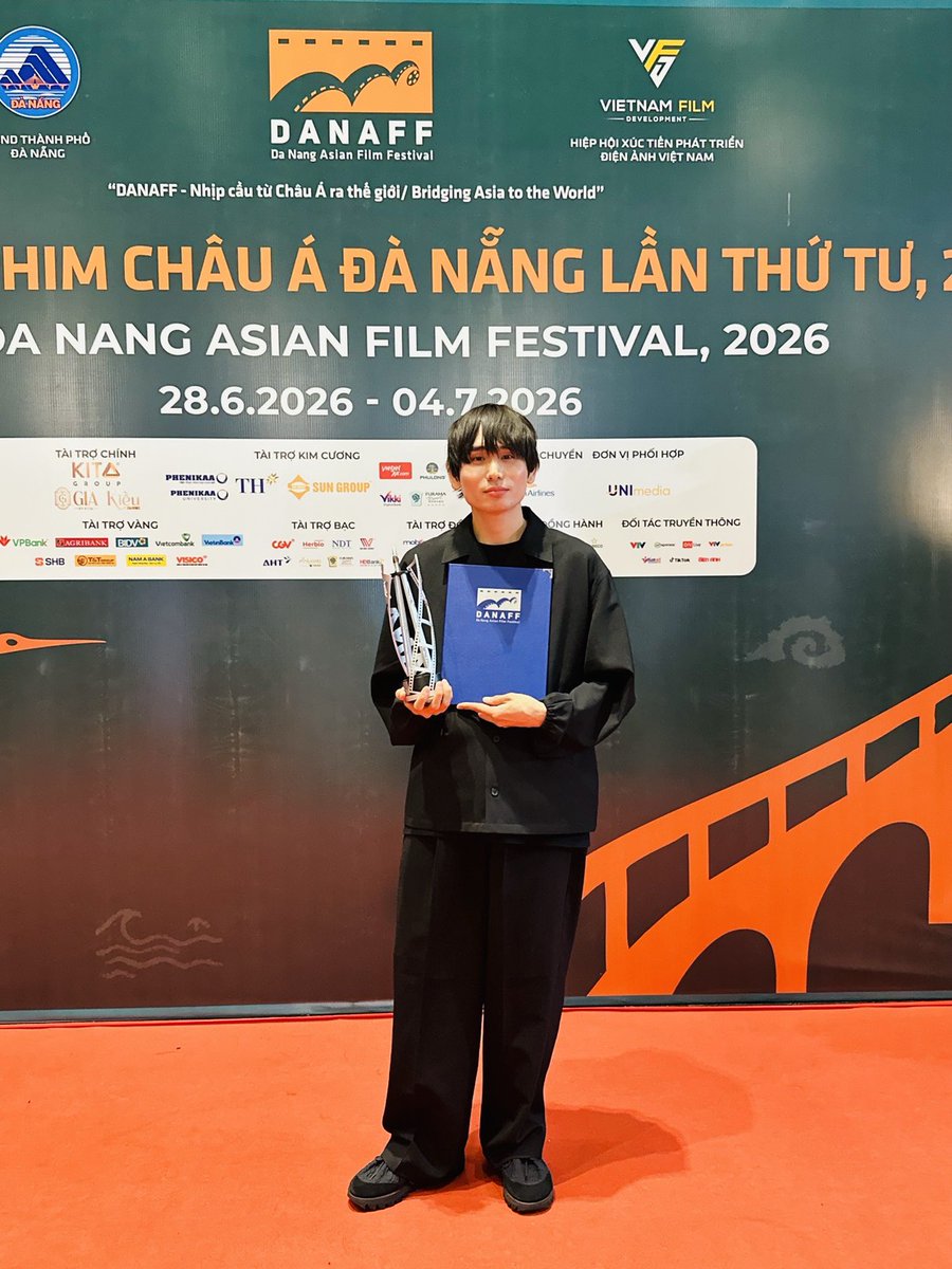 shibire_movie's tweet photo. ＼⋱ 𝙉𝙀𝙒𝙎 ⋰／

『しびれ』が、
ダナン・アジア映画祭
アジア映画コンペティション部門にて、
審査員特別賞を受賞しました🏆

また、北村匠海さんが
最優秀主演男優賞にノミネート！

授賞式では、内山監督が、

「このような賞をいただけると思っていなかったので、すばらしい栄誉に感謝いたします。

『しびれ』は、小さな世界の大きな物語として捉えました。少年の20年間の姿を追った物語で、冬の日本、新潟の景色が、夏のベトナム、ダナンの地で届い��ことを嬉しく思います。」

と受賞の喜びを語りました。

さらに、

「映画はまさに、文化、言語、国境を越える芸術なんだと実感しております。この映画は、スタッフ、��ャストの美しい想像力に支えられています。これまで携わってくれた全ての人々に感謝申し上げます。」

と、本作に携わったすべての
キャスト・スタッフへの感謝を述べました。

#DANAFF #映画しびれ #NUMBfilm