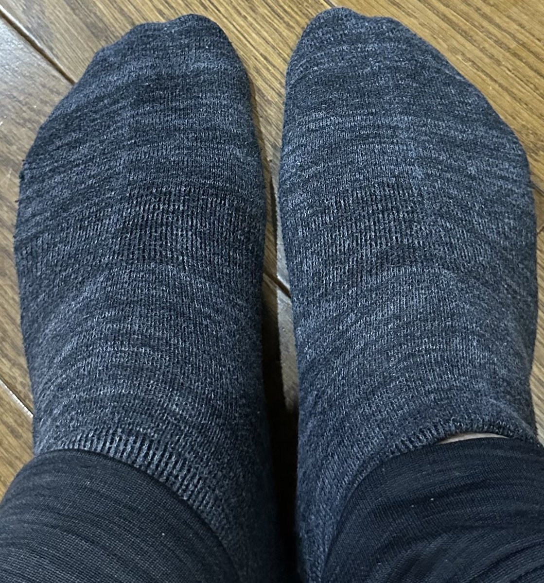 7yvxk's tweet photo. 22歳　前髪そろった可愛い系♂ 

バイトで使ったスニソ譲って頂けました！
顔、可愛いのに、めっちゃ匂いますｗ
脱ぎたての素足にゴミがついてて いい感じでした！
踏まれたりされたいですｗｗ

匂い　☆☆☆☆☆ https://t.co/JE7ATljtO3