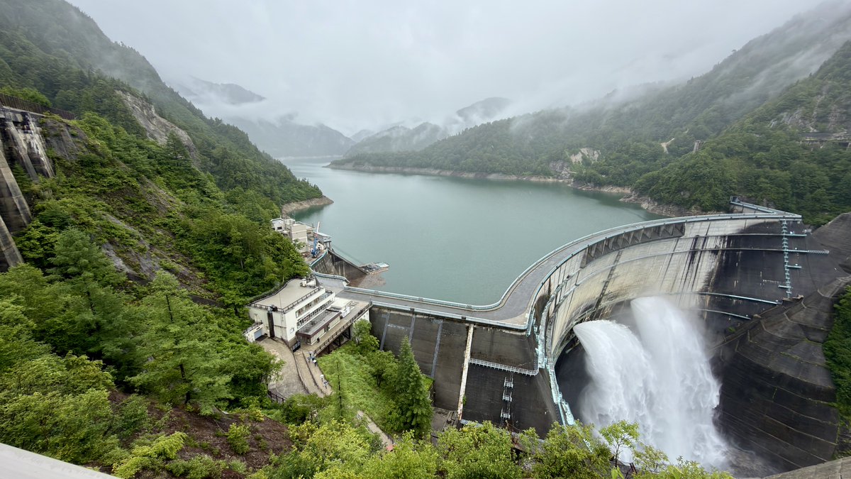 Hakuyack's tweet photo. 悪天候で凍える黒部ダム🌧️🥶🏔️
静まりかえった峡谷の巨大な人工物，やはり圧倒される😳

名物の黒部ダムカレー🍛😋
さらに破砕帯の湧水をいただく💧
次はケーブルカーで黒部平へ🏞️ https://t.co/1kapanDQs7