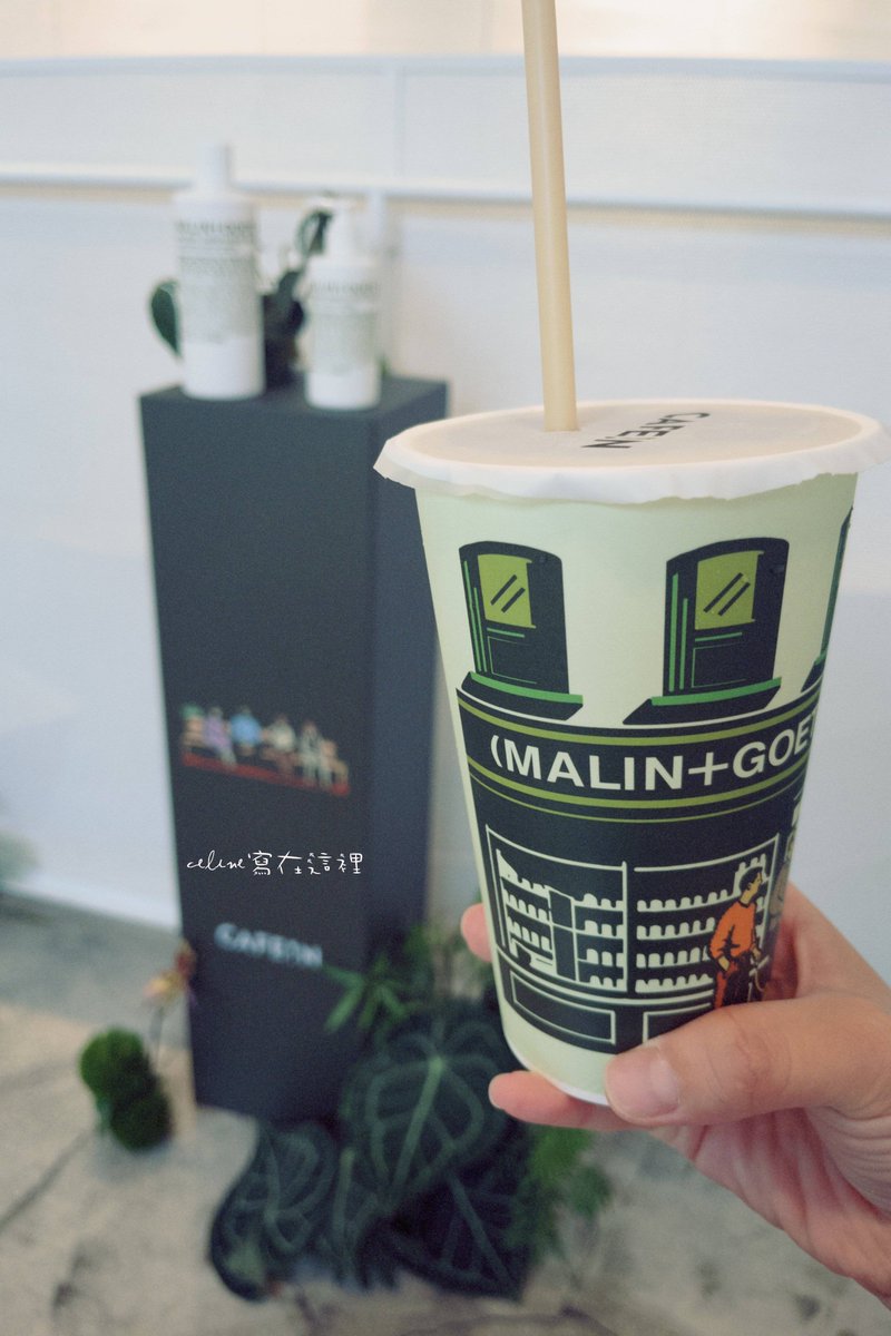 Celine0508Chen's tweet photo. CAFE IN #硬咖啡 聯名來自紐約的都會風格品牌(𝗠𝗔𝗟𝗜𝗡+𝗚𝗢𝗘𝗧𝗭) 🌿

推出 S!P THE CHILL夏日Cannabis大麻草香氛企劃，有一系列以鹽之花蜂蜜為主題的特調飲品，這個草綠色調的視覺設計也用在幾項聯名商品。

#CAFEiN #CAFEiNtw #硬咖啡 #咖啡 #ᶜᴱᴸᴵᴺᴱᶜᴼᶠᶠᴱᴱ https://t.co/Rwi9C4aQNW