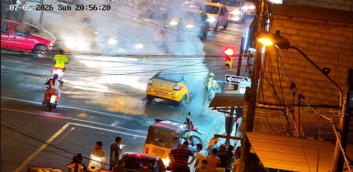 segura_ep's tweet photo. Se visualiza a través de las cámaras de videovigilancia del #C5GYE un incendio vehicular en la avenida Las Palmas. 

Personal de @BomberosGYE se encuentra en el sitio controlando la novedad.

Circule con precaución ⚠️ https://t.co/jJO3fBfj7s