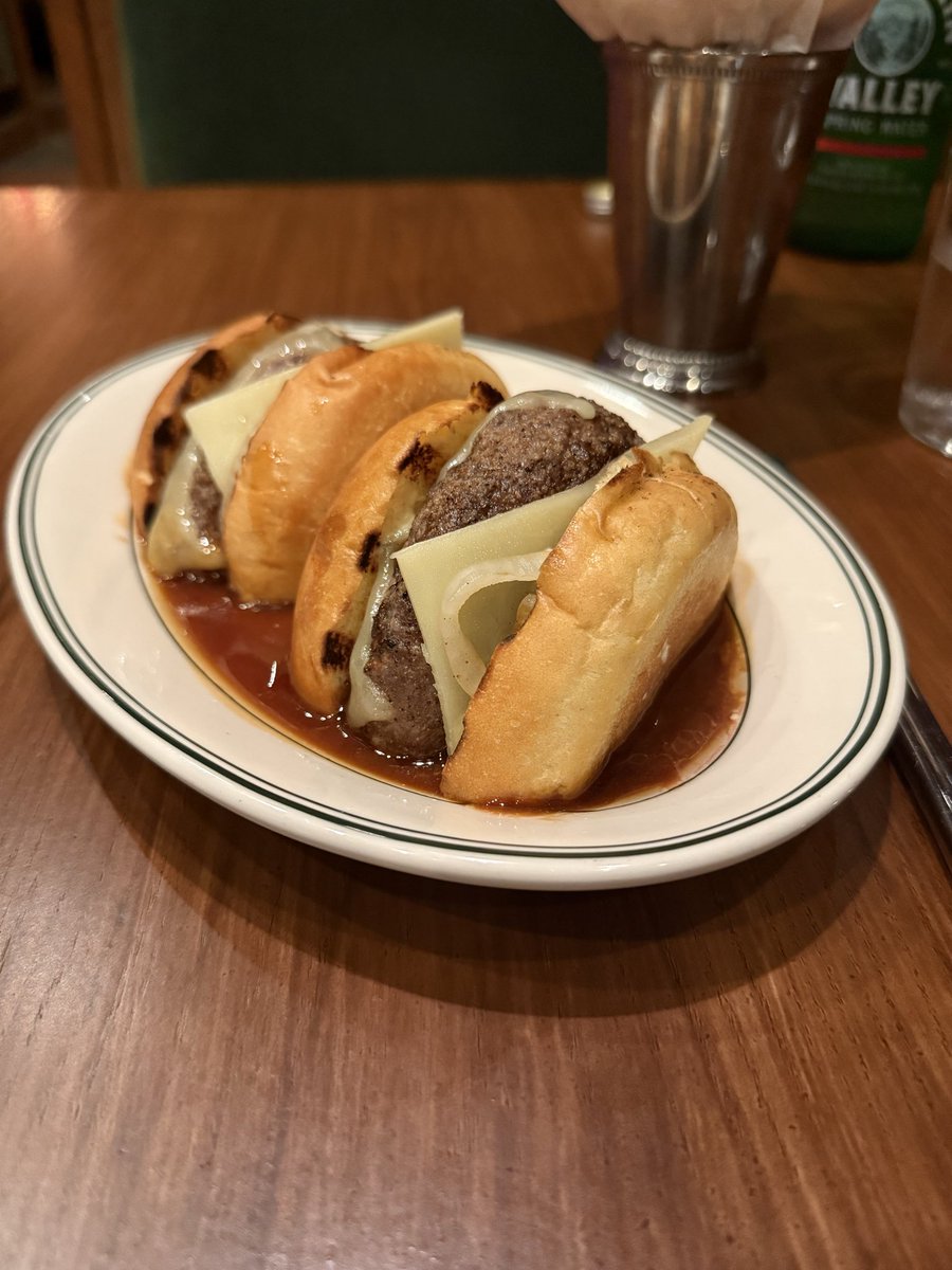 jctdining's tweet photo. jimmy’s reserve burger: allen brother’s dry aged beef, brioche bun, white cheddar, onion, dijonnaise, demi glacé, frites.

jimmy’s chophouse. https://t.co/EAdwXcmvCW