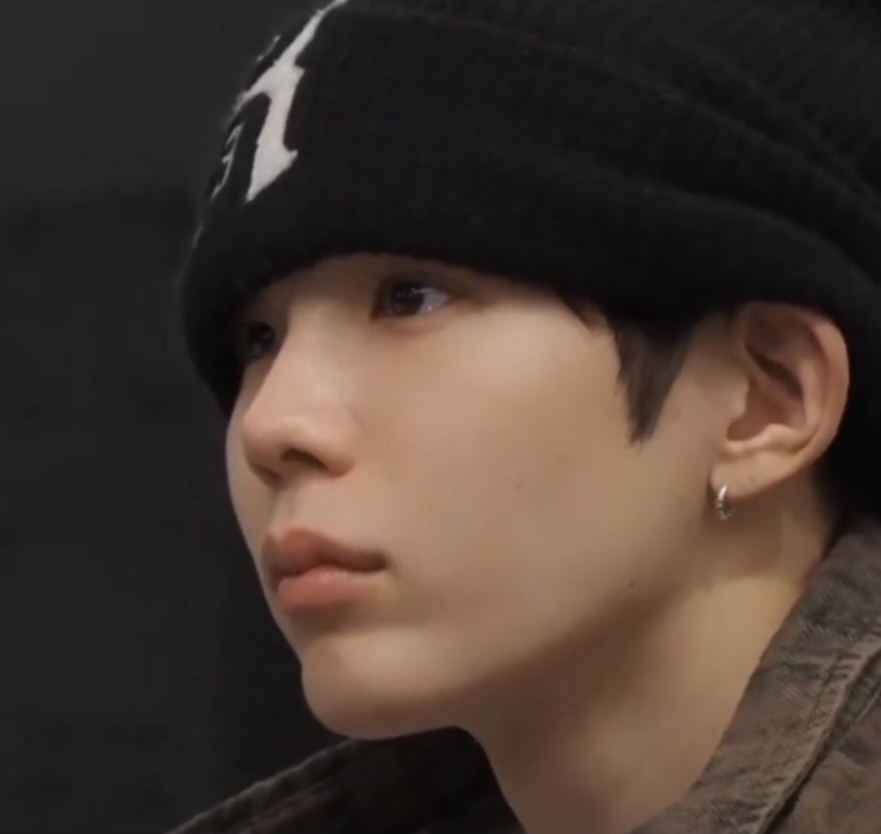 the lips are literally identical ᜊ( ' ⩊ ' 𖦹)ᜊ