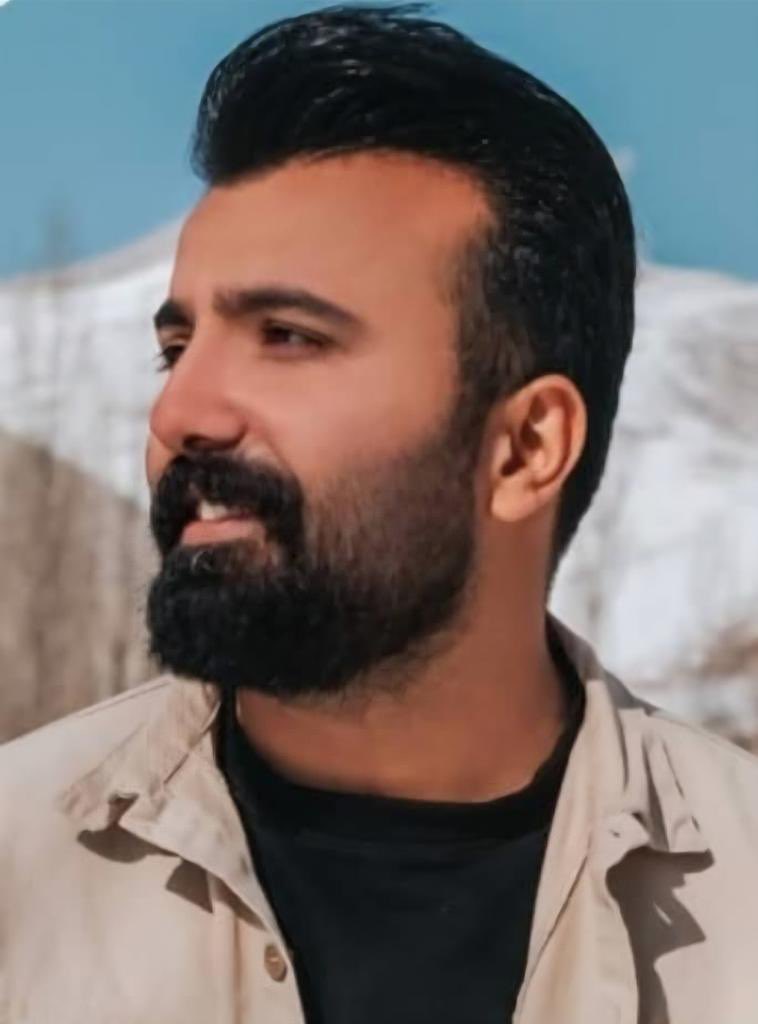 Nasiiim88's tweet photo. همینقدر بی ناموس و بی شرفست جمهوری تروریستی اسلامی….

در تاریخ ثبت شد که به پیکر جاویدنام #سعید_توکلیان اجازه برگزاری مراسم تشییع داده نشد. 

سعید‌ توکلیان، ۲۷ ساله، ۱۷ دیماه ۱۴۰۴🕊️شیراز، پشت فرمون، جلو چشمِ مادرش با شلیک مستقیم سرکوبگران تیر میخوره و کشته میشه.
از خانواده این جان‌باخته تعهد گرفته شد که تنها ده نفر از بستگان نزدیک در مراسم حضور داشته باشند و به‌دلیل کمبود نیرو، مادر و خواهر او ناچار شدند خود پیکر جاویدنام را حمل کنند.

مردم باشرف برای مراسم چهلم جاویدنام مون سنگ تمام گذاشتن به کوری چشم ج.ا