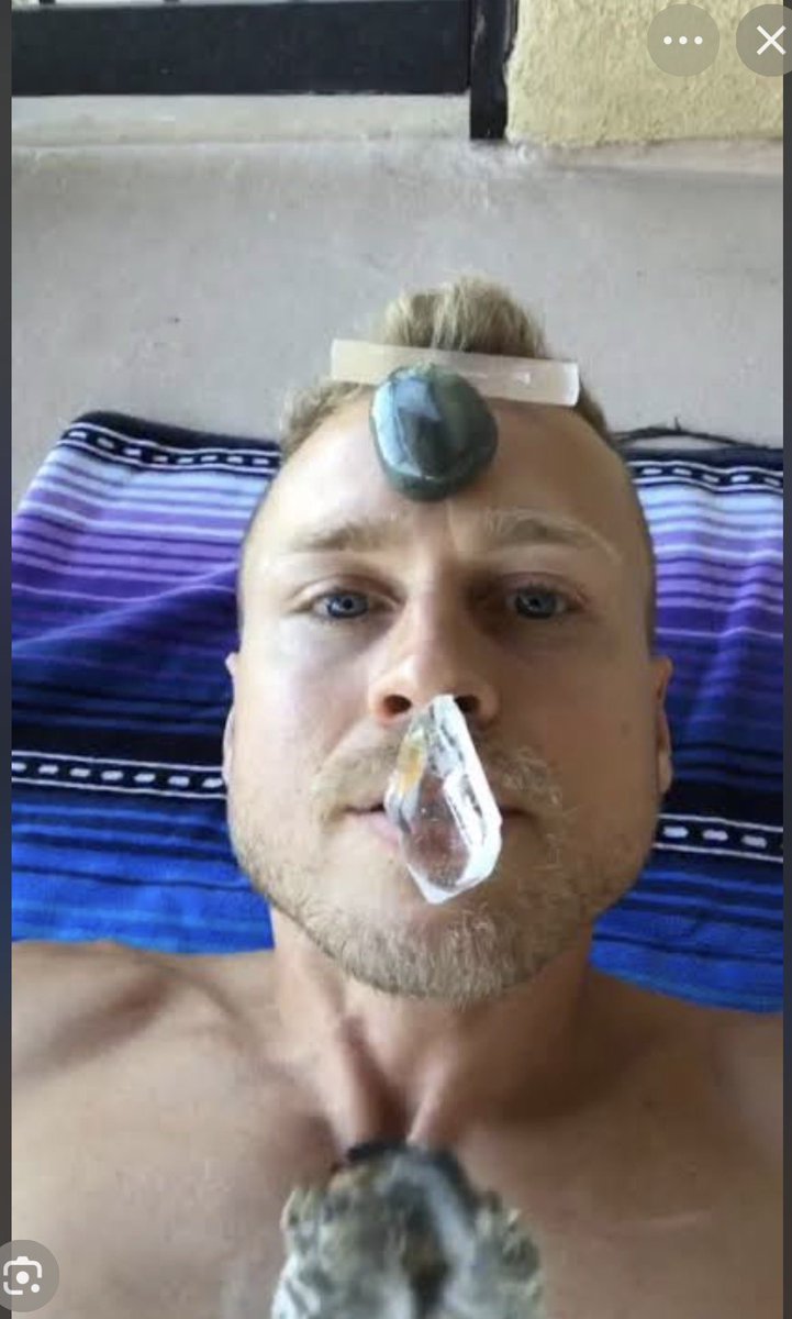 Nelamo's tweet photo. @WHLeavitt Says The Cristals drogo 😂😂😂 https://t.co/8rcGwMAzsG