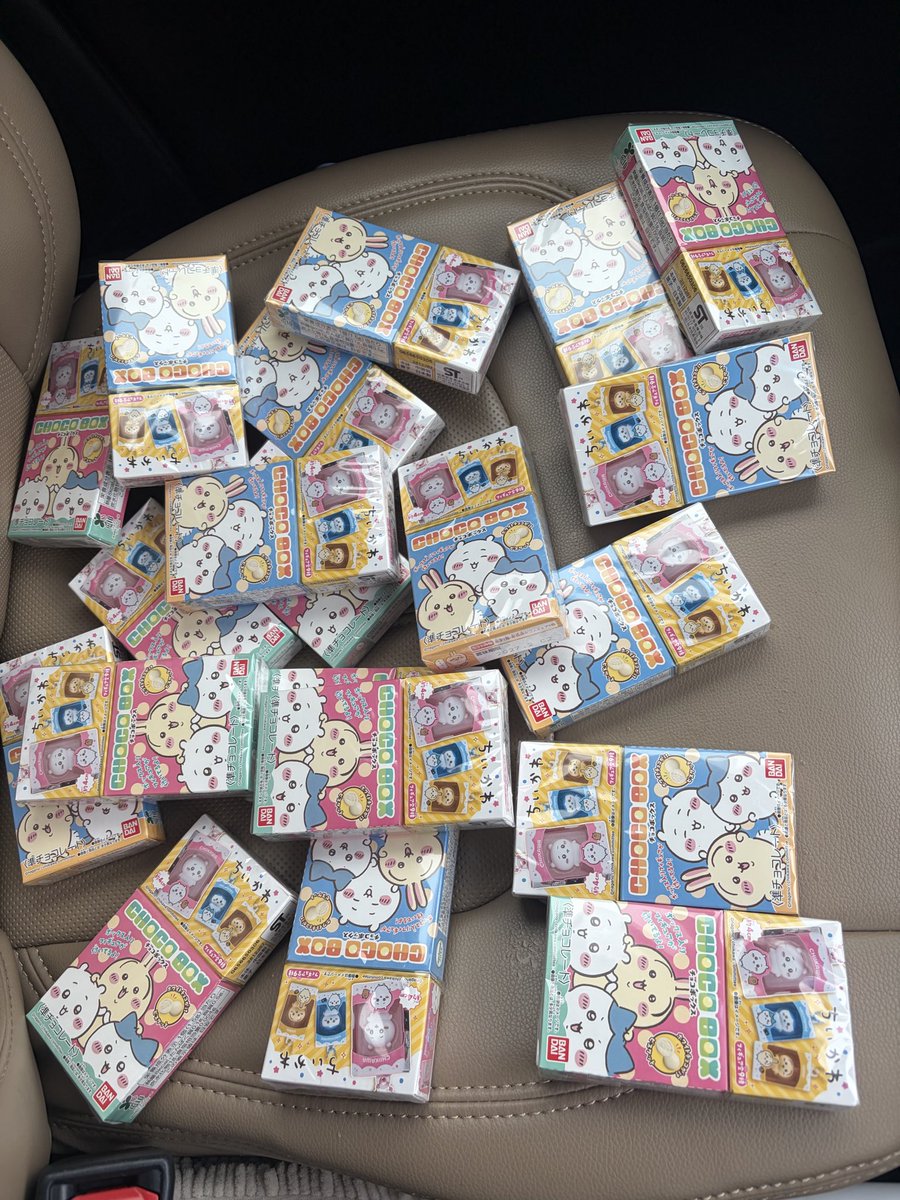 papasu_ryu's tweet photo. ちいかわチョコボックス
近場のお店に買いに行ったら
沢山あった！
数百個はあったけど、、ワゴン売りになってるー

ワゴンかぁ、、

嫌な予感しかしないけど
コンプ目指して20個購入！
推しは うさぎと モモンガです！ https://t.co/vBUCvQ0L8f