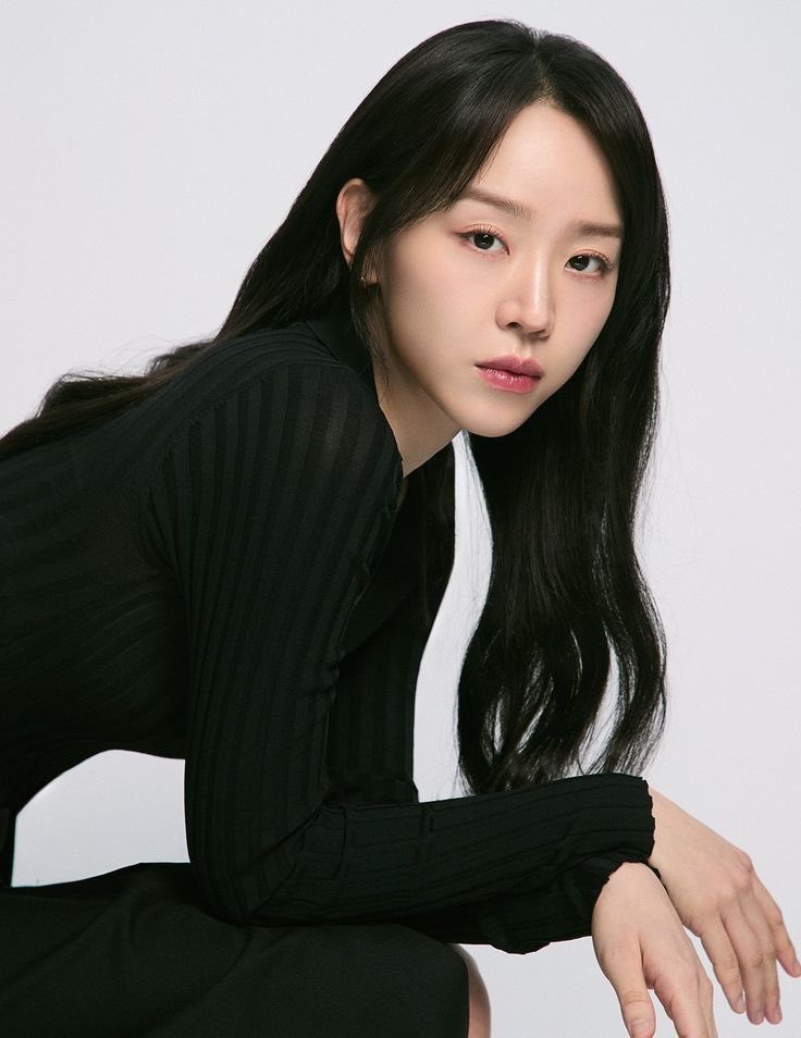 kdramahotgists's tweet photo. My career woman…. At this rate, she’s not getting married until she wins that Best Actress award I fear 😂👏
Shin Hyesun says marriage has taken a backseat to her career and it’s causing a positive reaction from Knetz 😂 

The actress revealed that she originally planned to get married in her late 20s or early 30s but after landing her first lead role in My Golden Life around the age of 29–30, her focus shifted completely to work.
She admitted that while she says she wants to get married, she doesn’t actually think about dating or marriage these days because she always ends up working instead.

No man is an island , I hope she will date atleast 🤷🤷