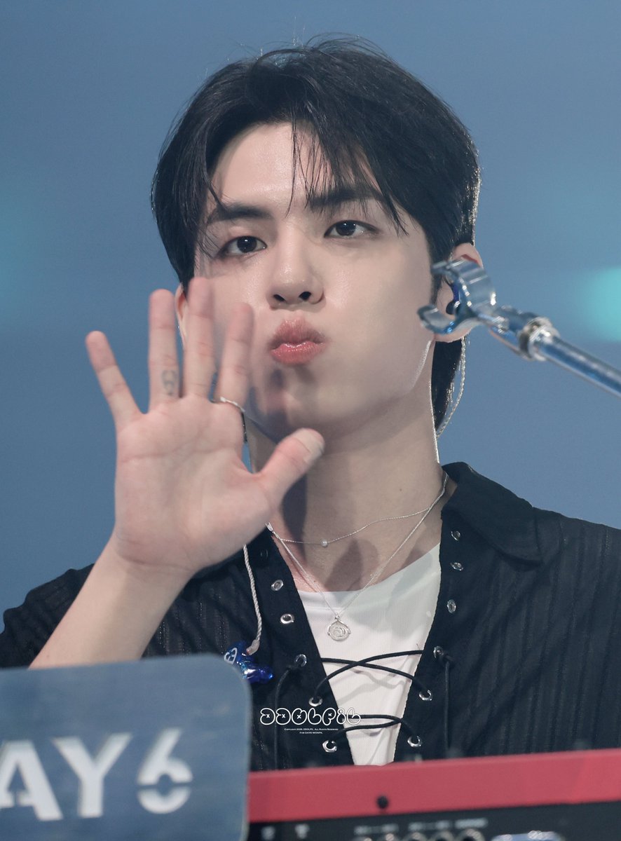 ddolpil's tweet photo. 260705 데이식스 더데케이드 앙콘 막콘

절대 하트 입술을 보지마
#원필 #WONPIL #DAY6 https://t.co/82pXxjYZrG