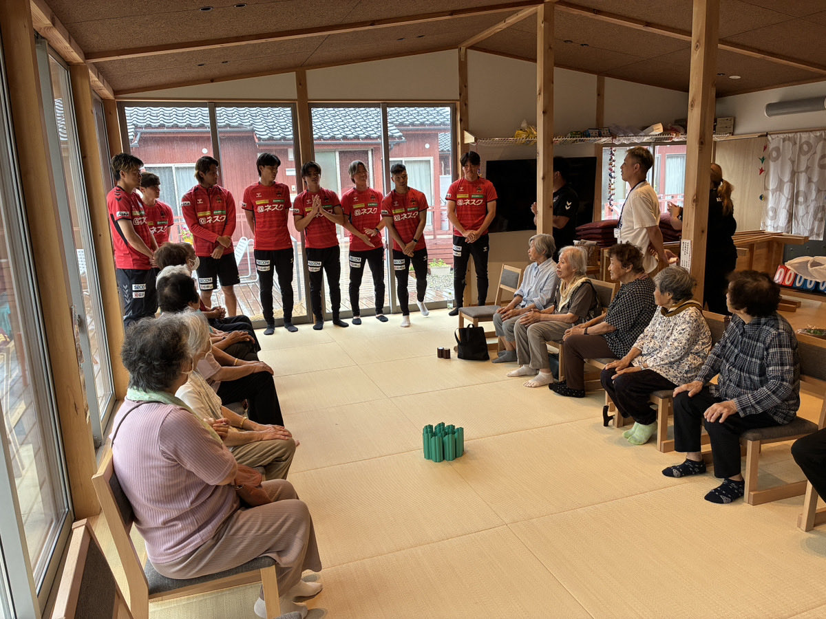 zweigen_staff's tweet photo. 【コミセン鳳至グループ】

地元の皆さまとモルック大会🙌
大白熱中です🔥

#zweigen https://t.co/KNTF3cT37a