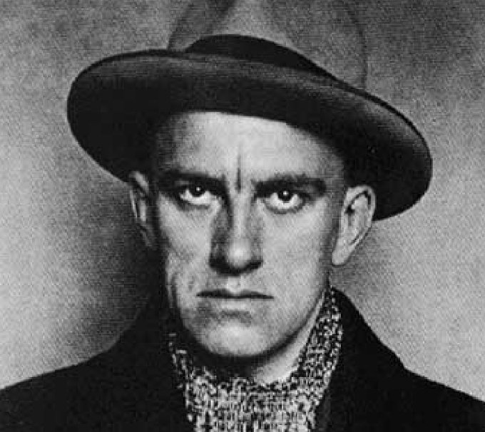 Antonio79B's tweet photo. "Sarà forse perché il cielo è azzurro
e la terra mia amante in questa nettezza festiva,
che io vi dono dei versi allegri come ninnoli,
aguzzi e necessari come stuzzicadenti".

Oggi nel 1893 nasceva il #poeta e drammaturgo #VladimirVladimirovičMajakovskij.

#7luglio. https://t.co/L5NTwaIjTj