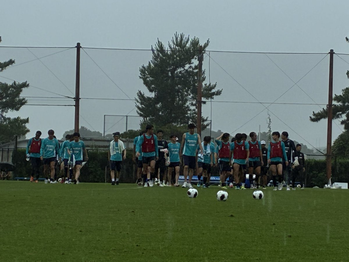 AvispaF's tweet photo. トレーニングマッチ結果報告⚽

🆚アビスパ福岡U-18
📍雁の巣球技場
🏟️約150人

1st (20分) 1-0
2nd (20分) 1-0
3rd（20分） 1-0

得点者
#見木友哉 選手
#ウェリックポポ 選手
#サニブラウンハナン 選手

応援ありがとうございました🐝

#アビスパ福岡 https://t.co/kfCpzyK9qQ