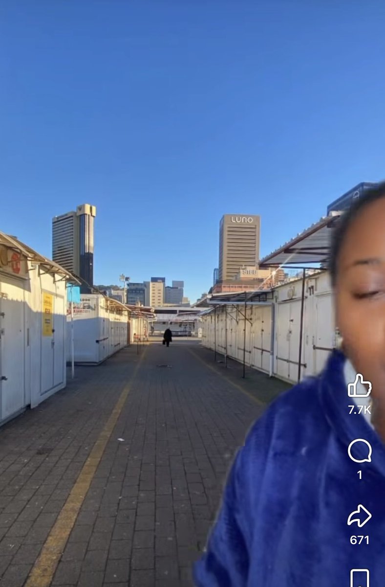 LeratoPillayZA's tweet photo. This is in Cape Town 
95% traders are foreigners - it’s a Prasa facility meant for informal trading. 
No space to sell for citizens 🇿🇦
 LACO needs to grow - many provinces need a CLEAN UP https://t.co/k4aQyrwxcm