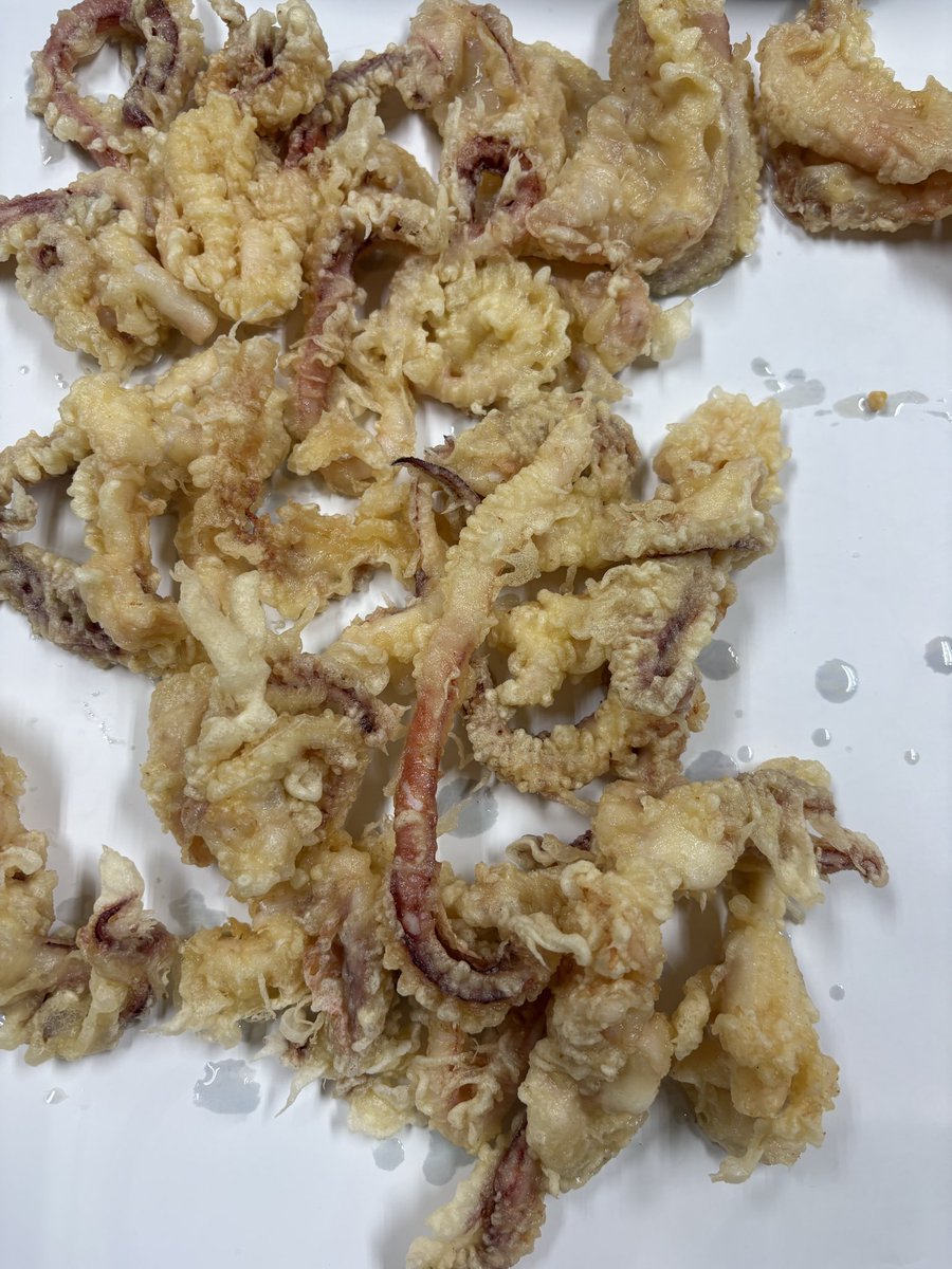 naokittyann's tweet photo. 今日はゲソ天したったわ！　ゲソ入れたんで作った天カスが一番旨いんよ！　　　　　万願寺とうがらしにキュウリ出来たんやって！こんなん貰うんが1番嬉しいわ https://t.co/ikpcj2eNx7