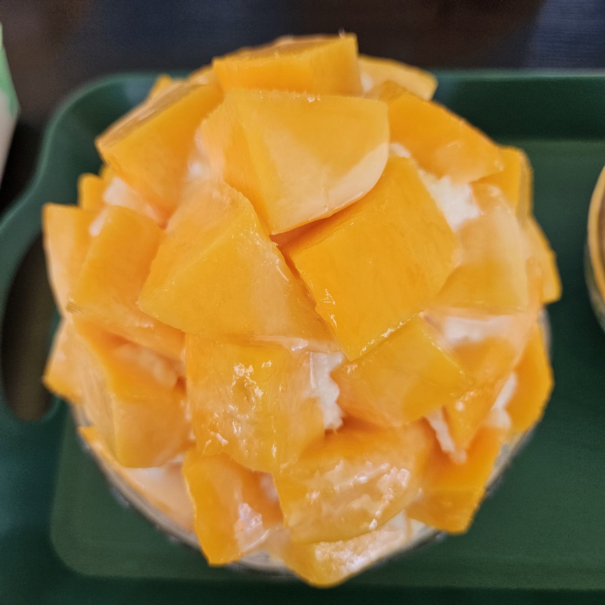 Karanfrom2019's tweet photo. 2年ぶりの台湾。まずはマンゴーかき氷の食べ比べ🍧冰讃と撞記。両店ともに並ばなくて入れてラッキー。やはり冰讃は美味しいなあ😋
しかし台北暑すぎる☀😵💦 https://t.co/DLJajEJWGV