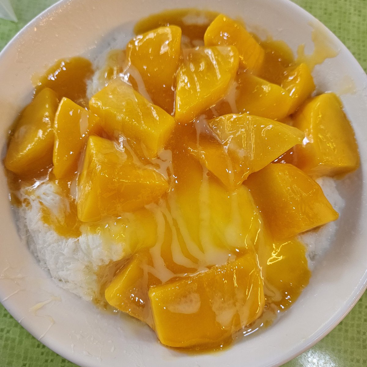 Karanfrom2019's tweet photo. 2年ぶりの台湾。まずはマンゴーかき氷の食べ比べ🍧冰讃と撞記。両店ともに並ばなくて入れてラッキー。やはり冰讃は美味しいなあ😋
しかし台北暑すぎる☀😵💦 https://t.co/DLJajEJWGV