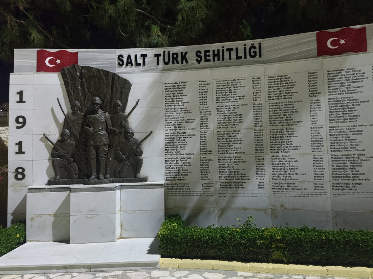 mmustafauzun's tweet photo. İnna lillahi ve Inna ileyhi raciun.

1.Dünya Savaşı sürecinde 300 civarındaki yaralı Osmanlı askeri İngilizler tarafından bu mağaraya atılmış ve hepsi burada kimsesizlik içerisinde şehit olmuşlar. Ürdün Salt set şehri burası. Genelkurmay arşivleri taranarak elde edilen şehitlerin isimleri kapıya asılı. 55 yıl sonra ancak yerleri tespit edilebilmiş. İlk tespit anında fotoğrafları çekilmiş. Yandaki tabelada o acı resimler sergileniyor. 

Yüzlerce kemik yan yana. Kardeşçe yatıyor. Türbe ve etrafı Türkiye tarafından yapılmış. Mısırlı bir aile 30 yıldan fazla bir zamandır şehitlerin mekanının bakımını üstlenmiş. Biz önceden haber verdik, gece de olsa kapıları açtı. Hüzünlü bir ses Kur'an okurken şehitleri ziyaret ettik. 

Mağaranın içi hüzün dolu. Mağaranın içi gözyaşı. Mağaranın içi emperyalizme nefret dolu. Mağaranın içi unutulmuş bir avuç şehidin son anları ile dolu. Mağaranın içi 300 şehidin kemikleri ile dolu. Mağaranın içi öfke dolu.

Rabbim rahmeti ile muamelede buyursun inşallah. Onlara da bize de.