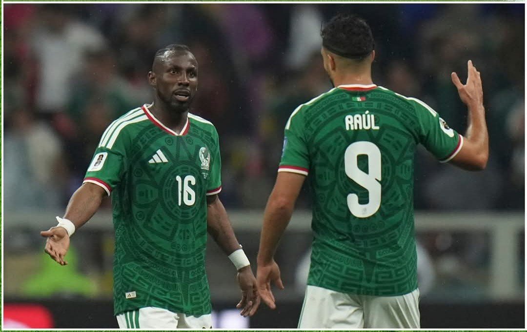 VillasenorC_'s tweet photo. Necesitamos ver a Quiñones más cerca de Raul Jimenez. Más cercano al área https://t.co/XX6cV6h6Ak