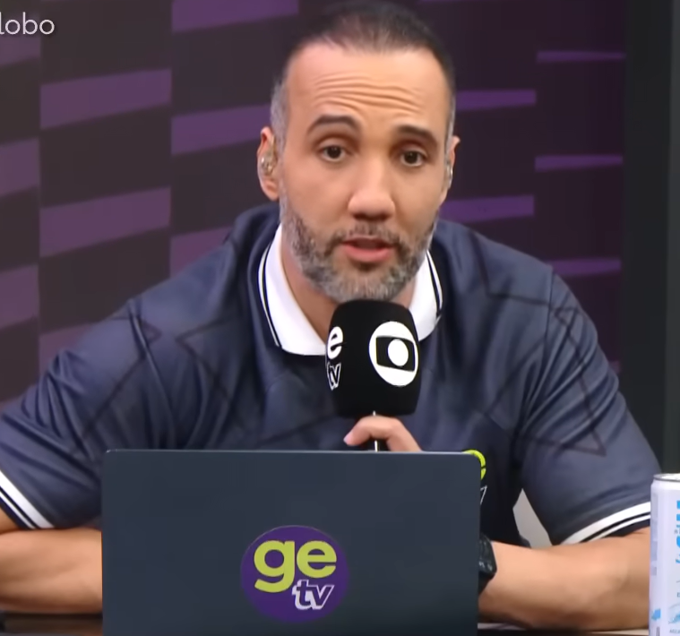 futtmais's tweet photo. Jorge Iggor:

"Os jogadores da seleção brasileira vendo o histórico de lesões do Neymar, vendo que ele virou o ano fazendo uma artroscopia no joelho, que teve uma lesão de LCA gravíssima, que mal está conseguindo decidir contra o Recoleta, o cara chegar na coletiva e falar: 'ele é a cara do hexa'. Não! A cara do hexa é você que está jogando no alto nível no Barcelona e no Real Madrid. Ele tá ferrado. Ele tem que chegar pra ajudar com experiência, mas não podemos botar na conta dele, porque ele não vai conseguir."

"A entrada do Neymar foi um ato desesperado de tirar um coelho da cartola, mas um coelho que a gente sabe que tinha pouca condição, tinha pouca cenoura pra oferecer. Você apostar num jogador talentoso, que vai piorar um lado, mas vai ter um cara que vai resolver, só que o Neymar de hoje não é o Neymar de 2010, 2014 e 2018 que resolvia. E venderam a convocação do Neymar como: "15 minutos ou 20 ele vai resolver". Isso é Copa do Mundo. Olha o histórico de lesões que o cara teve. Eu acho até uma sacanagem com ele."

📸 Reprodução/getv