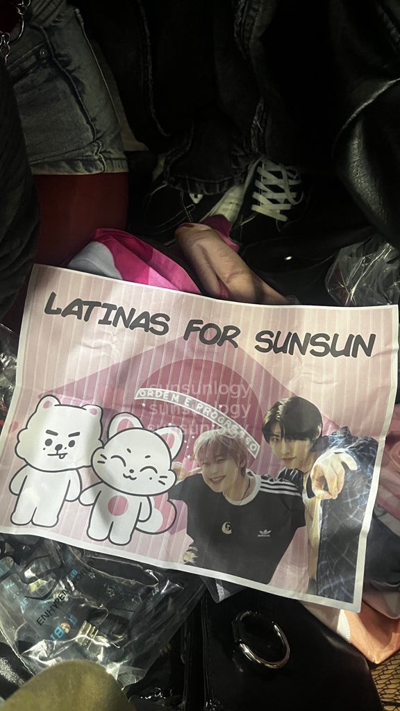 sunsunlogy's tweet photo. sunoo's reaction to us making a heart for him while holding up the sunsun sign!! :) https://t.co/RUTXXAslzd
