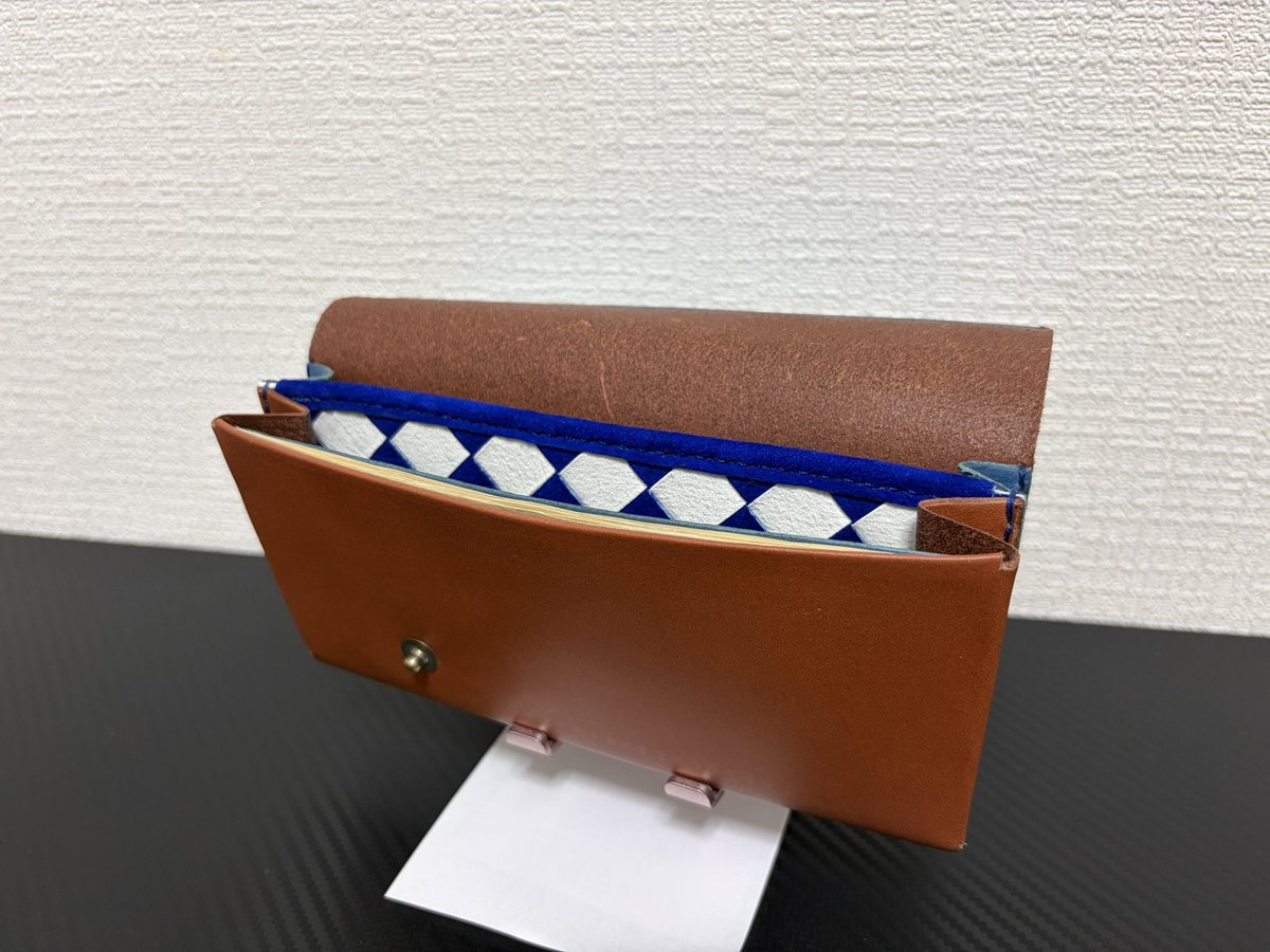 keiba_leather's tweet photo. ホープフルで惚れたファウストラーゼンが函館記念勝利したので、勝利記念に勝負服財布作ってやった🟦⬜️

内側に名前を箔押ししようかな?? https://t.co/WJCTJ9kv3G