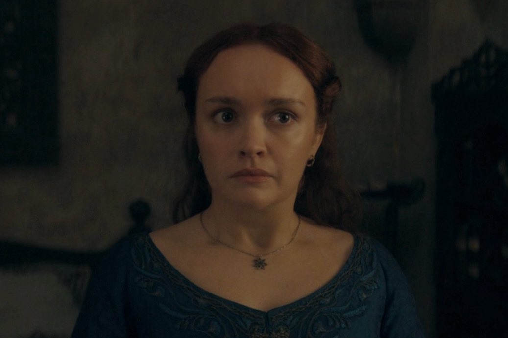 thinkercooke's tweet photo. olivia cooke as queen alicent hightower in episode 3 of ‘house of the dragon’ s3 https://t.co/ROwCRGO2Ey