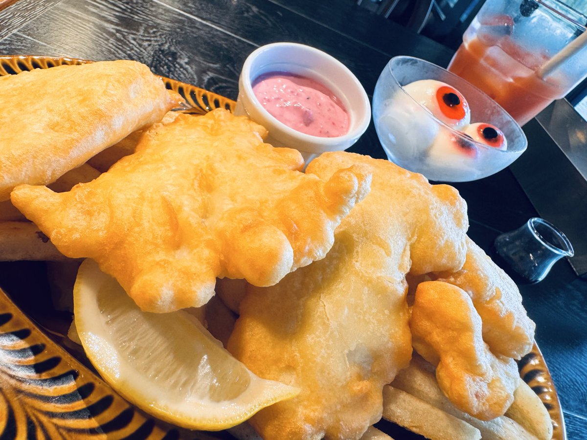 ONEpi326's tweet photo. 入場して速攻で飯屋に入る😌
この揚げたて熱々でバカみたいな量のフィッシュ&amp;チップス大好き😊
パンナコッタ初めて頼んでみたけど思ったより黒くてカラメルかけたら血走ってるみたいなった笑
めっちゃ目玉食べてる食感。 https://t.co/Xh9XxJV5Wh