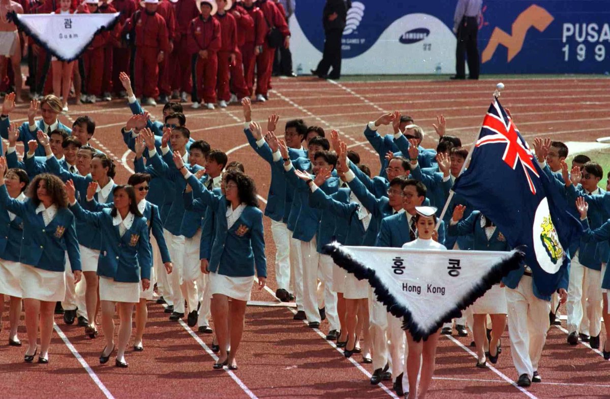 Zaarazhar's tweet photo. Hong Kong jaman masih jadi teritori 🇬🇧:

-Nama2 anggota Dewan Eksekutif Hong Kong (termasuk Gubernur) memakai titel khas 🇬🇧 (The Honourable, Dame dll)
-Atlet2 Hong Kong di East Asian Games 1997
-Gubernur Hong Kong dan artis2 film Hong Kong
-Cenotaph Hong Kong memasang bendera 🇬🇧 https://t.co/1kMwktcwgv