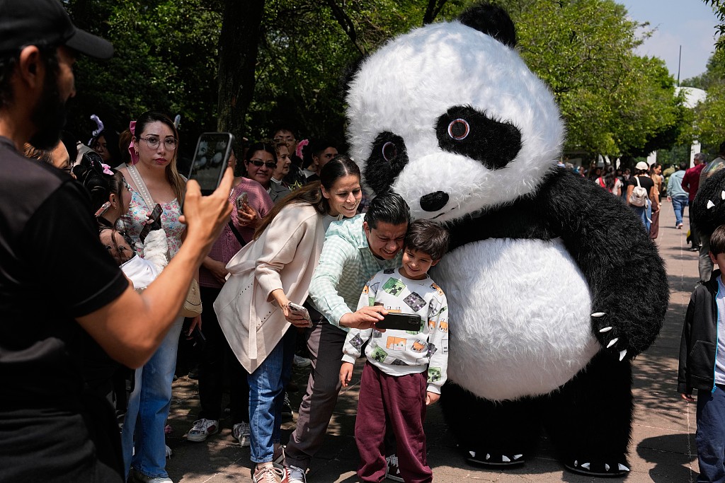 CCTVAsiaPacific's tweet photo. 🐼🎂The celebration for #giantpanda #XinXin's 36th birthday was held in Mexico City, capital of Mexico. Xin Xin is the oldest among the rare Chinese animals living overseas, her age is equivalent to over 100 human years.

Pics via CFP https://t.co/Opk9bSps1x