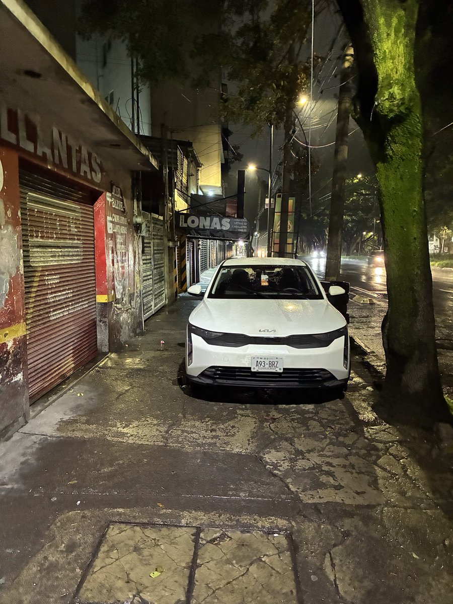 PoderAGAzcapot's tweet photo. Nos apoyan  @UCS_GCDMX @AzcapotzalcoMx a retirar este vehículo de la banqueta en  Calzada Camarones 513 Col Electricistas Azcapotzalco https://t.co/rj03FJ9vzj