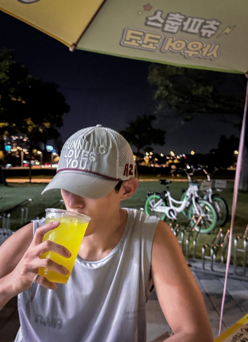 dockyeom's tweet photo. It’s actually nice to just sit down and slow things down for a bit after moving so fast. Catching my breath here with a good drink and a smile. Feeling the positive energy kicking back in, totally recharged now! https://t.co/3dmm9odP19