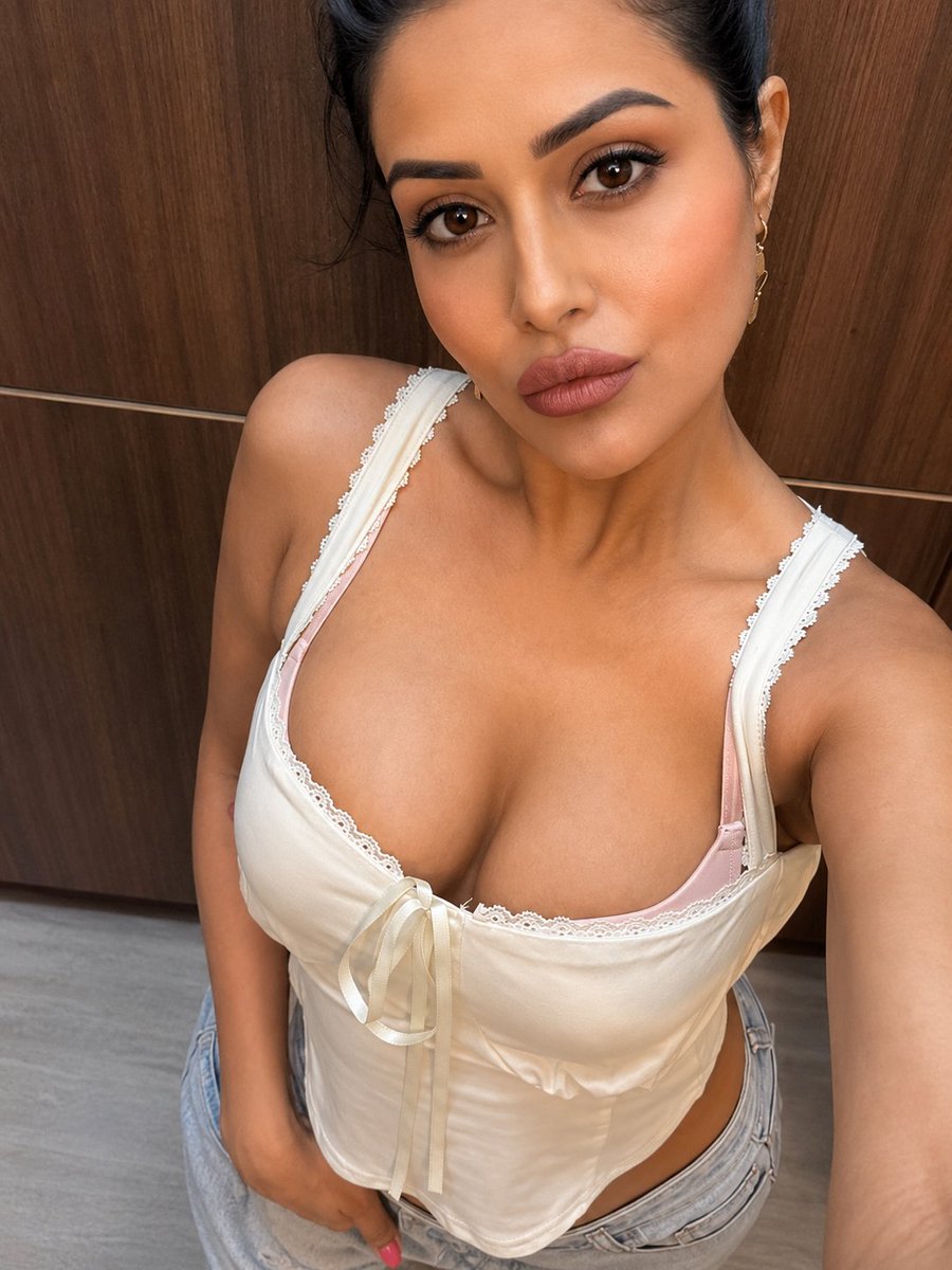 Velvs18's tweet photo. Good morning X family 🤍😘
#RaizaWilson 🥵❤️‍🔥😚
#Raizawilsonhot #Hotraiza #Hotactress #Instaqueen #Raiza https://t.co/VPkCGwdKJ7