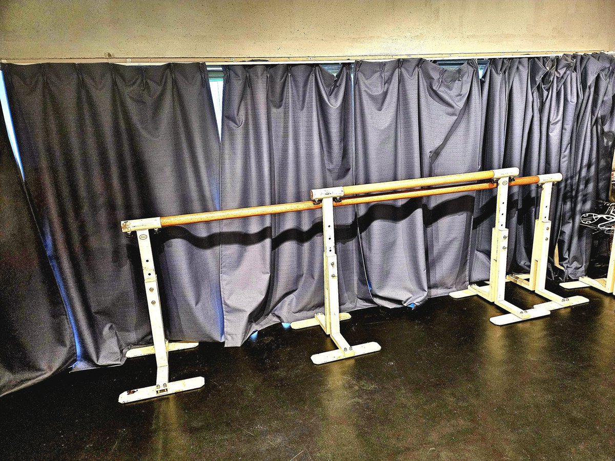 esorabakoTasuku's tweet photo. 絵空箱の2階に｢バレエバー×2｣に続き、｢大鏡×4｣を追加しました。
これでダンスの稽古もやりやすくなりましたよ！
ダンス稽古でも是非とも♪

#絵空箱
#稽古場 https://t.co/Z1yAVp4WFU