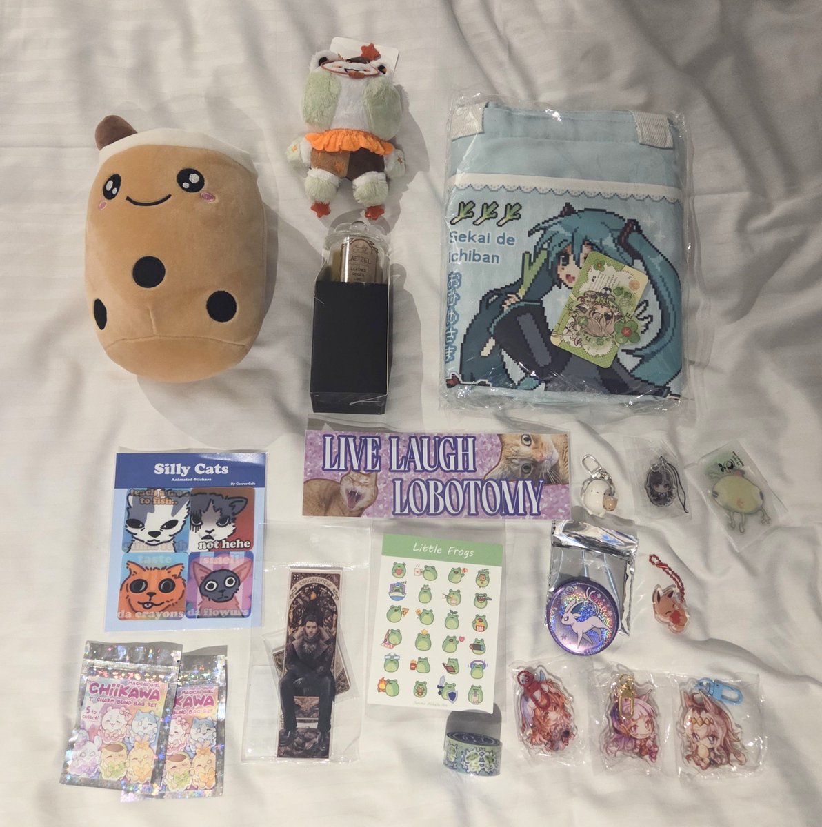 froppico's tweet photo. Artist Alley Haul #avcon2026

2/3 are gifts for friends!! Everyone was extremely talented I was lurking these aisles for at least half my day 🤤🤤 https://t.co/rNy5RwgqK2