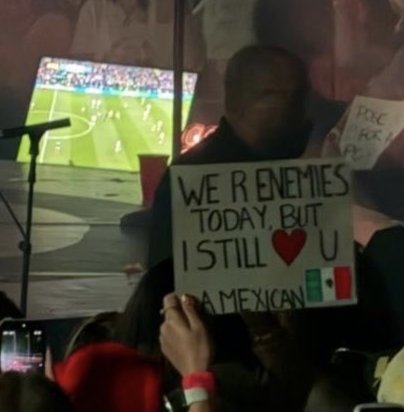 LT91Chile's tweet photo. "hoy somos enemigos, pero aún te amo. una mexicana 🇲🇽"

el cartel de la fan mientras louis mira el partido en el fondo 🚬 es cine https://t.co/T01KTKma8Z