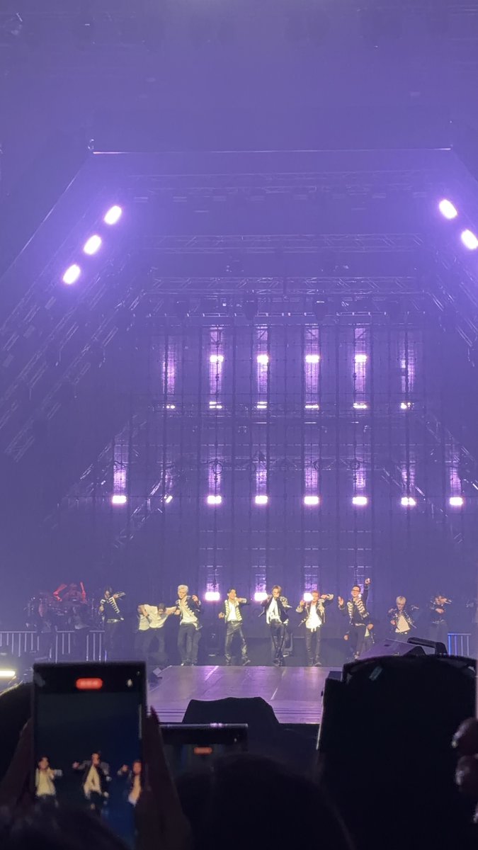 horangyoshi's tweet photo. @kwanniebal Also, walang cam dyan sa harap and center mismo on MY past concert experience. Again, I am disappointed and sad but NEVER mad🙂 here’s my view on treasure’s concert last April na sa center rin. Clearly no cams on the center obstructing the view https://t.co/k97dkFbSXS