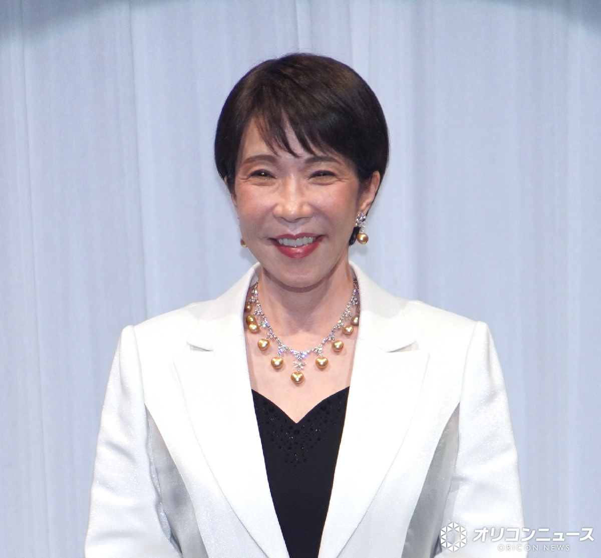 oricon's tweet photo. 「日本ジュエリーベストドレッサー賞」
高市首相の特別賞“事実関係”を正式声明
https://t.co/VeXFTnB3YP
⠀
特別賞を受賞した高市早苗首相が着用したジュエリー（イヤリング、ネックレス）について「副賞として贈られた」とする記事が配信されたが、事実ではなく、表彰式当日限りの「貸与」だと説明。 https://t.co/ef901NfMyY