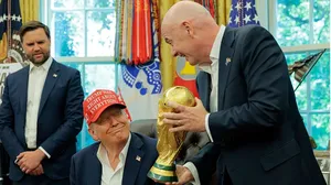 YZaatreh's tweet photo. كأس العالم في زمن "البلطجي الأحمق"!

في واقعة لا مثيل لها، ضغط البلطجي على "الفيفا" لإلغاء بطاقة حمراء حصل عليها مهاجم في المنتخب الأمريكي، وهو ما كان.

كتب بعد ذلك يقول: "شكرا للفيفا على اتخاذ القرار الصائب وإلغاء هذا الظلم الفادح".

الظلم والعدل يخضع لمعياره الشخصي.

الأهم أننا إزاء سلوك لا صلة له بمنطق السياسة في حالة رئيس لدولة كبرى، فضلا عن أن تكون الأكبر في العالم.

لم تكن قوانين "الفيفا" هي وحدها التي داسها "البلطجي"، فقد داس قبل ذلك على حشد من القوانين والقرارات الدولية.

إنه "الحُمق" المُهلك، وغرور القوة المدمّر، وما نتائج حربه الحمقاء على إيران سوى شاهد على ذلك.

لم نتطرّق لسخف رئيس "الفيفا"، فذلك ما لا يعنينا كثيرا.