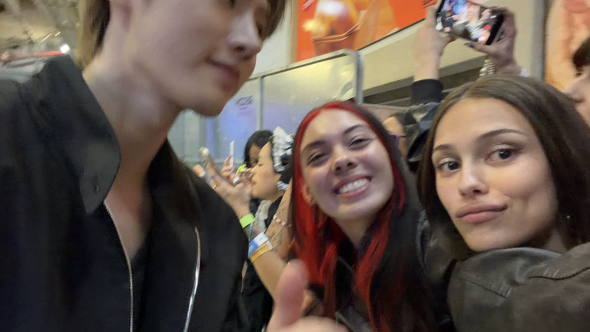 gawoniki's tweet photo. gente tem algumas engenes que eu queria achar aqui que eu fiz amizade no send off e no show!!

PFV ME AJUDEM https://t.co/JBYYCldCO4
