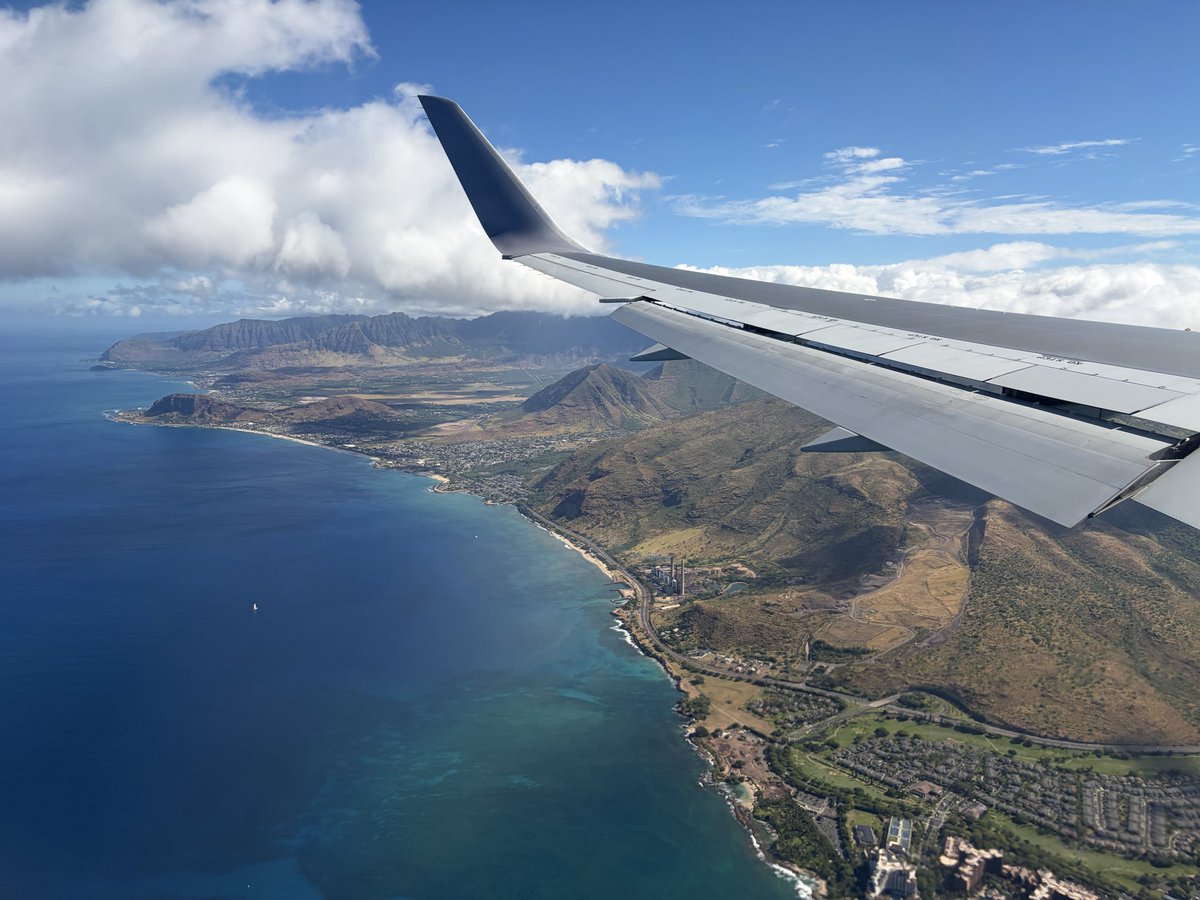 kou94cello's tweet photo. 家族旅行でハワイへ。ホテルからの景色がすごくいい。体感でワイキキビーチの3分の1ぐらい日本人。 https://t.co/pAIeDAreVG