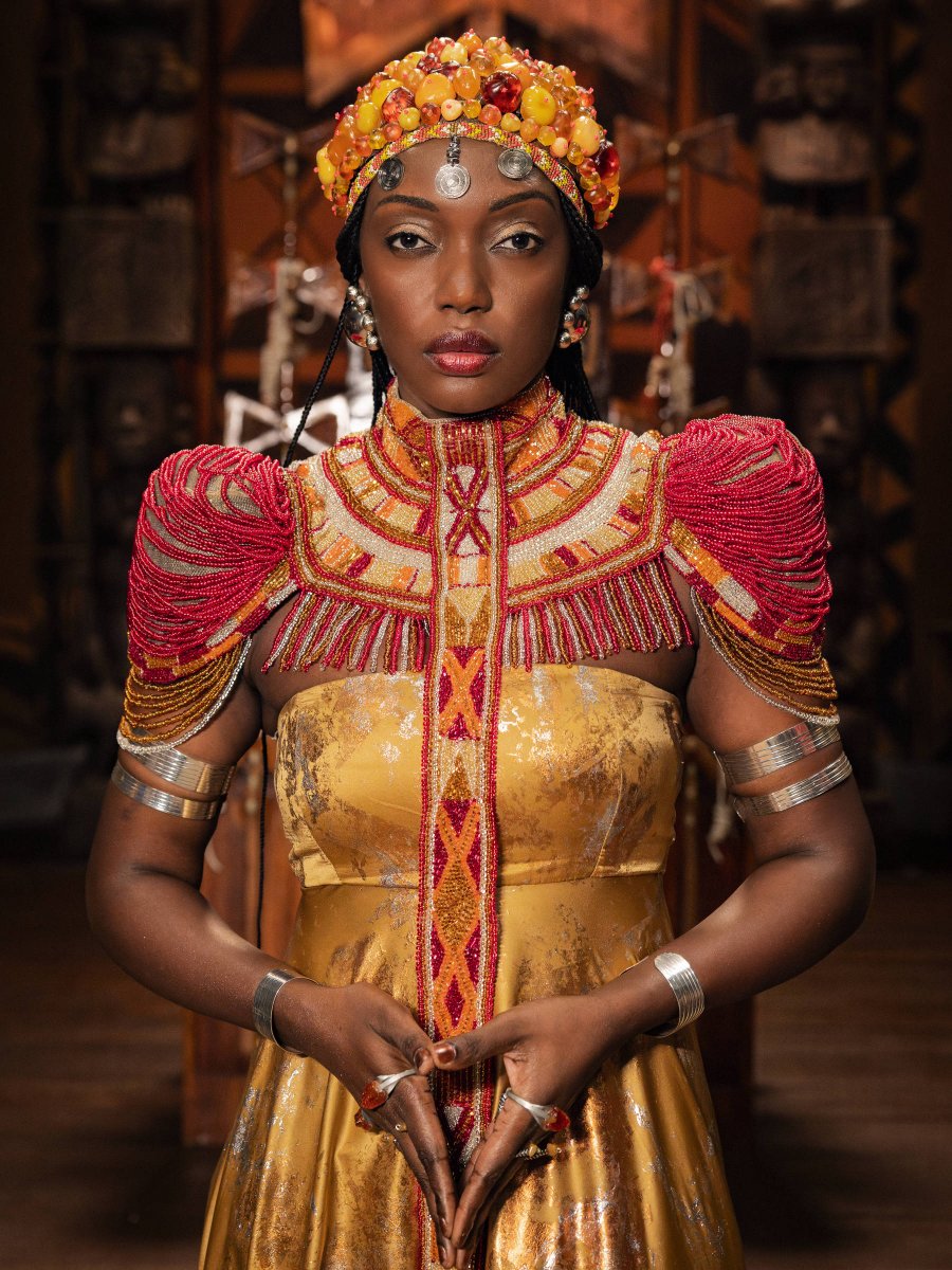 dia_tiago's tweet photo. Lesliana Pereira como Binta Faye em #ANobrezaDoAmor.
A jovem será a escolhida do Jendal (Lázaro Ramos) para ser a nova rainha de Batanga.

📸 Fábio Rocha ☆ | © Globo

📰 Mônica Bergamo | Folha Ilustrada 
https://t.co/9jlrsFJstx https://t.co/OjbpsneZgk