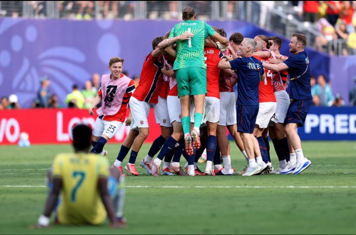 pisounalinha's tweet photo. O projeto norueguês.

A super geração belga.

A geração de ouro croata.

A super Alemanha e seu enorme projeto cantado aos sete mares em 2014.

Futebol não é planilha. Organização não te faz necessariamente vencedor, a atual campeã do mundo tem uma confederação tão ruim quanto a nossa, campeonatos desestruturados, futebol nacional perdendo força.

MAS NÃO É O CASE DE SUCESSO.

Ele não existe, de certa forma, porque nenhum esporte contempla tanto o imponderável quanto o futebol.

Mas DEFINITIVAMENTE isso te aproxima mais das vitórias, dos títulos, das glórias.

Não se vai vencer toda vez por ser organizado, por se ter um bom ciclo, mas a linha do terrível imponderável diminui.

Lembro que o Mauro César Pereira no famoso linha de passe em que “prevê” o 7–1 após o jogo do Chile, diz:

“Agora, o Brasil é tão talentoso e tão grande, que pode ser campeão do mundo”.

Estamos contando com o imponderável, com a camisa, com essa esperança que quase não se explica, há TEMPOS.

Tempo demais pra quem ostenta tanto tamanho.

As derrotas para projetos emergentes em sequência são MUITO SIMBÓLICAS.

Não a Alemanha, que escolheu mudar sua identidade depois do fim dos anos 90 e começo de 2000, demorou, mas conseguir ser campeã.

14 anos depois.

Mas a Bélgica, a Croácia, a Noruega… jogos que o “e se” é preponderante.

O caminhão de chances criadas contra a Bélgica, no que pra mim foi o melhor time brasileiro em copas desde sei lá, 2006?

As falhas incomensuráveis no plano de jogo que levaram a fatídica derrota pra Croácia em 22, no que foi o nosso melhor ciclo, que talvez nem tenha gerado o melhor TIME, mas em que o trabalho se consolidou e caiu.

Ao jogo de hoje e tudo que aconteceu e acima de tudo NÃO ACONTECEU em campo.

Poderíamos ter ganhado, das três.

Alguns dirão que o imponderável agiu em grandes chances perdidas, em milagres dos goleiros rivais, em bolas que podiam entrar mas saíram.

Mas acima de tudo, essa derrota em si soa com uma pá de cal.

Até quando o Brasil, o maior país do futebol, terá que se contentar em depender do imponderável, de um encaixe milagroso, de um novo trabalho ou até da individualidade e do talento, que sempre vão importar, que sempre serão talvez o fator principal, mas definitivamente não vencem sozinhos.

Se criarão vilões, se procurará o motivo, se individualizará a questão, de quem perdeu gol, de quem liderou a geração fracassada, de quem escalou, de quem perdeu pênalti, do goleiro que não faz milagres.

A saída fácil da dor de cabeça, que o Brasil sempre tomou e toma, de 4 em 4 anos, da época de Pelé, a época de Zico, Romário, Ronaldo, Neymar e quem quer lidere os novos passos.

Mas a pílula que precisamos tomar é muito mais amarga, vai precisar ser rotineira, por anos, é de se refletir sobre o estado da seleção brasileira e como isso tem sido tão mau tratado nos últimos anos.

Foi um inferno assistir o Brasil nesses 4 anos, um show das migalhas que nos acostumamos a receber.

Acho que por isso a derrota de hoje bateu tanto, não pelo jogo em si, sendo honesto, eu fiquei mais triste contra a Croácia, mais puto contra a Bélgica.

Mas meu sentimento é de aceitação.

O futebol brasileiro precisa de muito mais do que saídas fáceis por emoção.

Porque como eu disse, o futebol te permite vencer, mesmo não fazendo as coisas certas.

Assim como o super projeto alemão que resultou em 2014 caiu vertiginosamente.

Porque a Super Bélgica nunca deu o passo que precisava dar.

A Croácia viveu anos incríveis, mas já não era tão incrível assim como nos venceu.

A Noruega não será campeã do mundo, pelo menos a curto prazo.

Mas se o jogo de futebol se resolve nas quatro linhas, certamente o trabalho que é feito pra te levar até onde tudo se decide, ajuda.

E todos os responsáveis pela seleção que é símbolo mundial e a maior campeã do mundo, insistem em não se ajudar.

Pra lamentar, mas acima de tudo pra refletir.

E o Hofman é um dos caras mais fodas dessa profissão, sempre com um olhar profundo, diferente, referência.