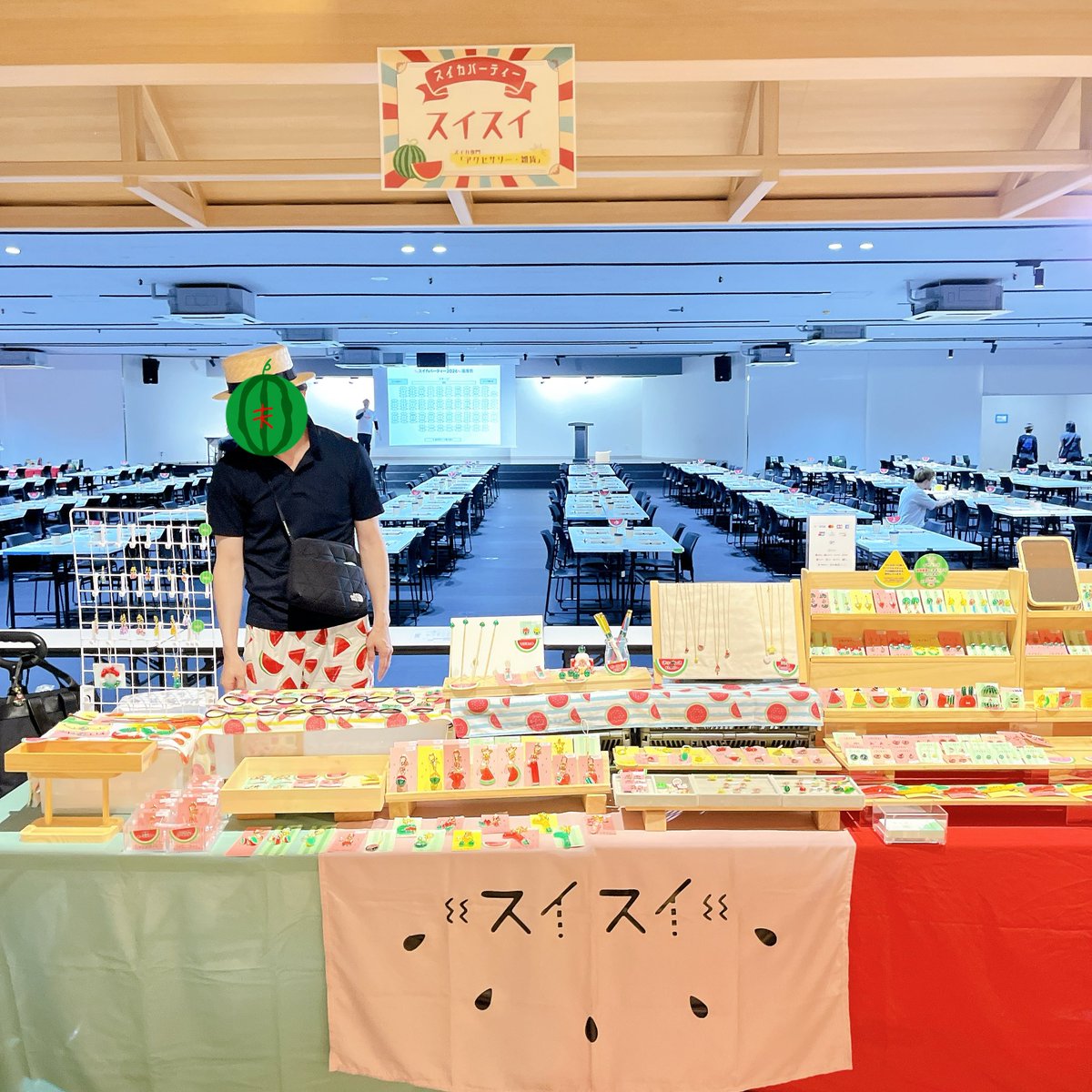 suisui014yo's tweet photo. 昨日のスイカパーティー大盛況でした🍉🎉

沢山のスイカ好きさんとお話しできてすーっごく楽しかったです✨
スイカも超〜美味🤤💕
皆様のコーデやネイル、グッズなどもスイカだらけでスイカ愛をひしひしと感じました🫶

こんな素敵なイベントに出店させて頂けて光栄でした✨
ありがとうございました！ https://t.co/f7MMslJYgI