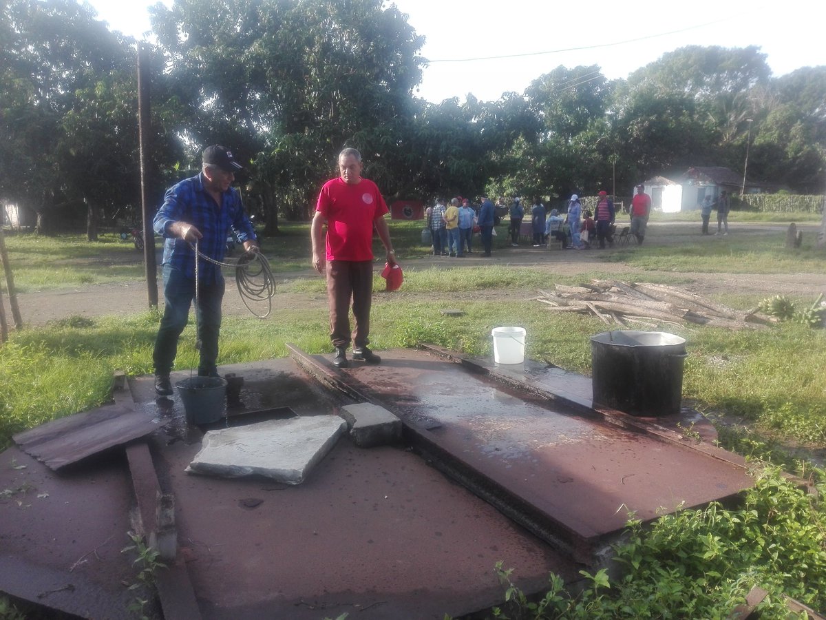 DCMMJayde's tweet photo. Preparativos para caldosa y acopio de leche estuvieron entre las actividades que abrazaron Mi barrio por la patria acuerdo 570_10 del Consejo de Estado #hoy en Circunscripción 22 Valle grande #Vertientes #Camagüey.
#100AñosConFidel
@DiazCanelB https://t.co/XZ9ulhNJjC