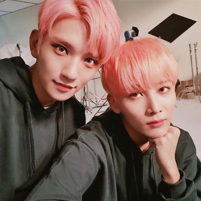 xLambxx's tweet photo. 홍윤 막 이때처럼 각잡고
가짜쌍둥이 컨셉, 흑금 컨셉
말아주면 어떡함? https://t.co/JH82ACJpIo