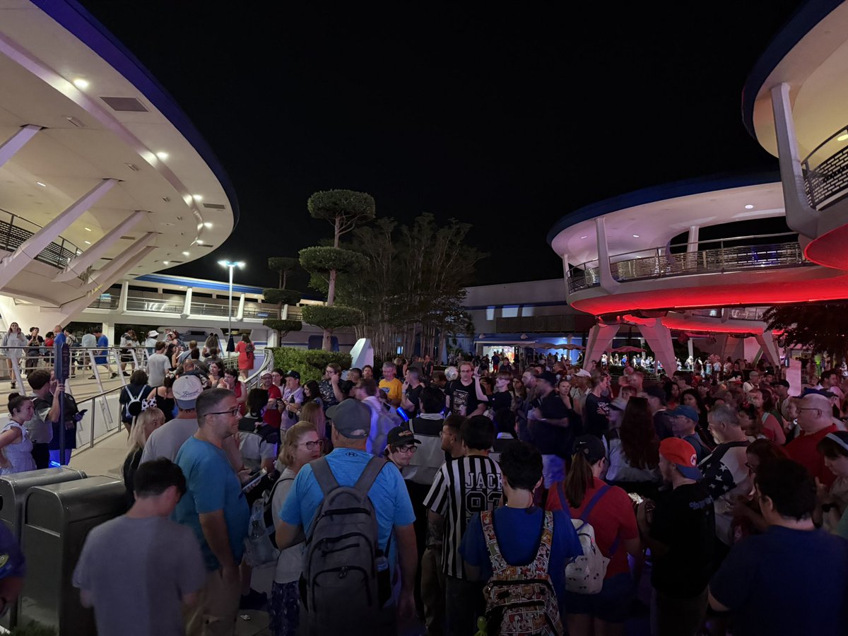 WDWNT's tweet photo. As has become tradition, if there are no wristbands for a final show, there is quite the crowd gathered outside of Walt Disney’s Carousel of Progress to try to be in the final performance. https://t.co/DayWRi7srE