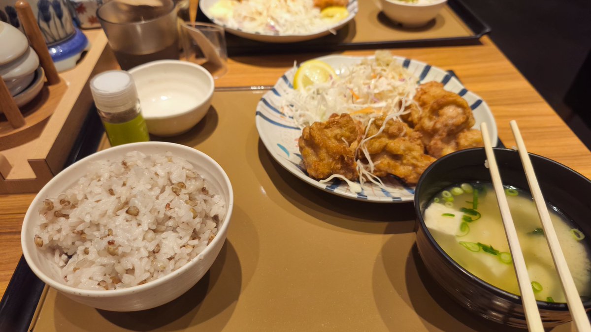 Lutus's tweet photo. １週間の間にやよい軒の大分とり天定食（豚汁）と特から揚げ定食それぞれ頂きました 
そろそろやよい軒行きたいな https://t.co/ksijDd8YZP