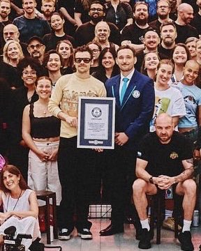 hstbrasil's tweet photo. HISTÓRICO! 🏆 Harry Styles entrou para o ‘Guinness World Records’ com o título de maior residência de um artista no Wembley Stadium em uma única temporada, após completar 12 shows no estádio com a Together, Together Tour.

O recorde foi oficialmente confirmado em 4 de julho de 2026, e Harry recebeu o certificado no palco ao lado da equipe da turnê.