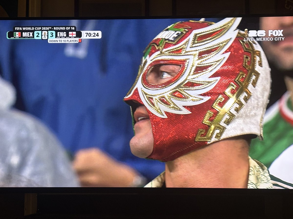 SmuggReport's tweet photo. Grande Americano at the World Cup! 🇺🇸🇲🇽🏴󠁧󠁢󠁥󠁮󠁧󠁿 #wwebirmingham https://t.co/5QCfZTnvPP